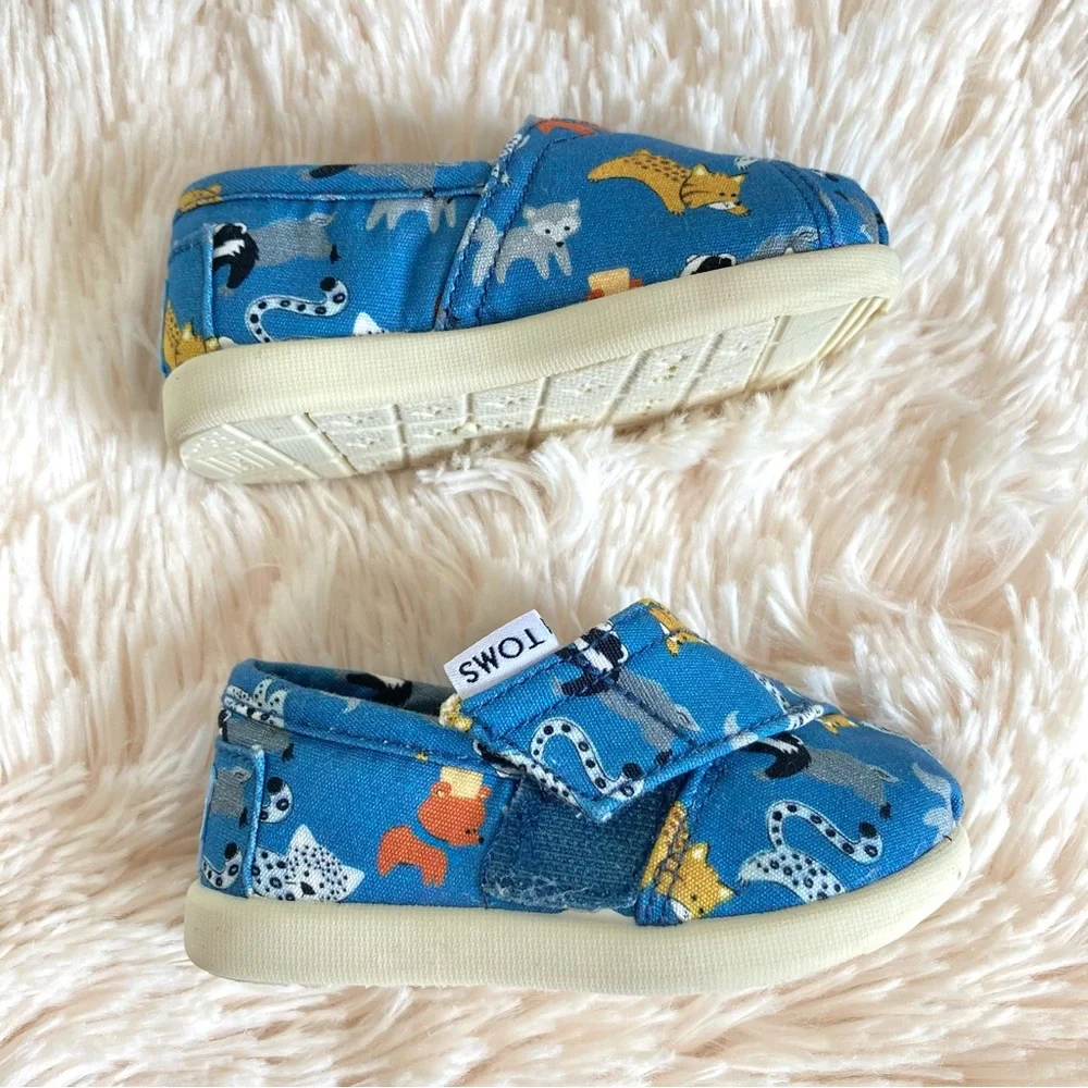 Toms Disney It’s A Small World Animal Print Baby Shoes